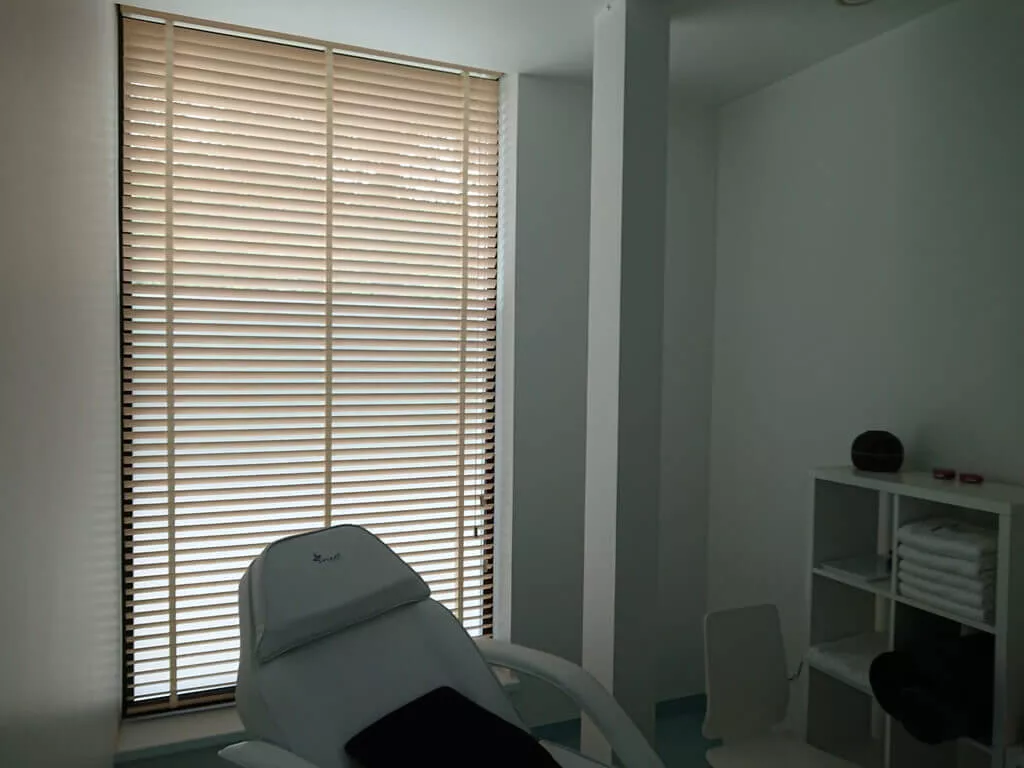 /images/zaluzje/deżal-poznań-żaluzja-drewniana-2.webp